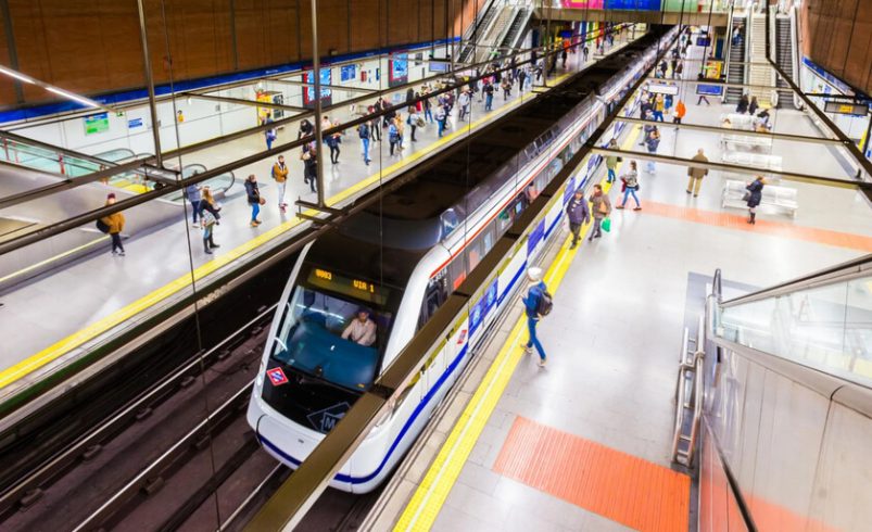 Mueve a 400.000 personas al día sin conductor.
 – Tinta clara