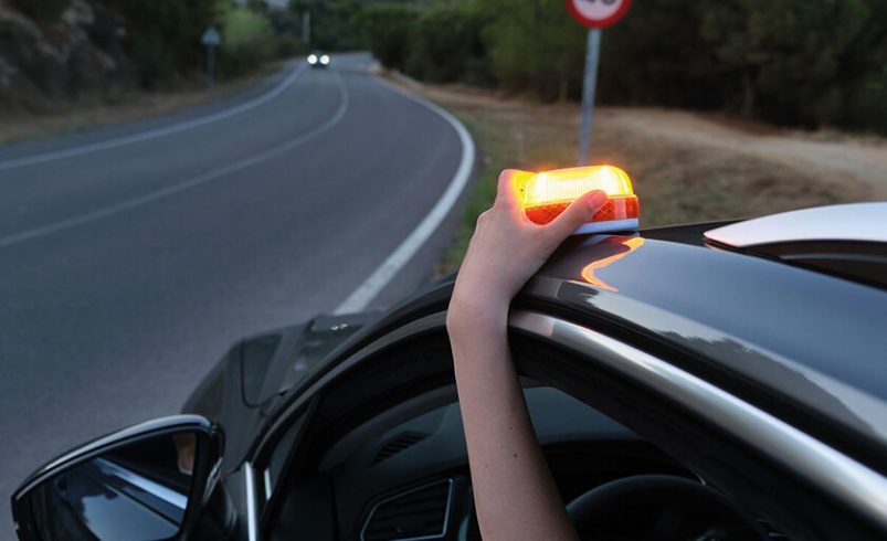 Las balizas V16 cuentan con una SIM con conexión para doce años. Sabemos lo que estás pensando

 – Tinta clara