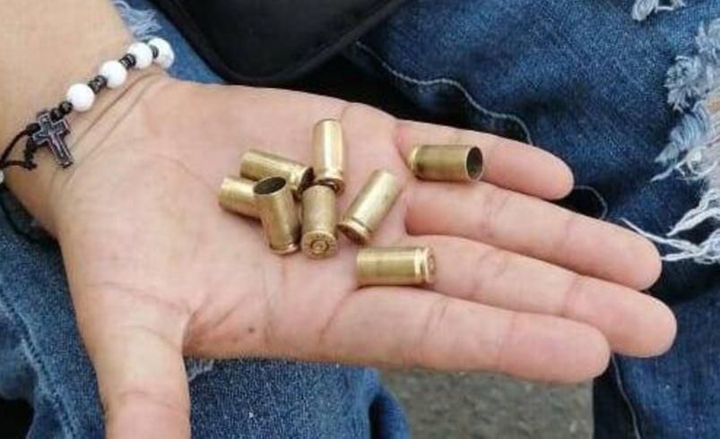 Hombres armados dispararon indiscriminadamente en su casa

 – Tinta clara