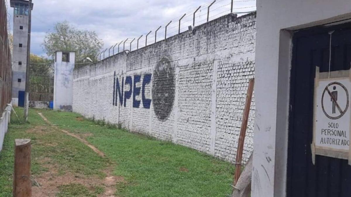 INPEC anunció que tomará medidas extraordinarias para proteger a sus funcionarios después de actos recientes de violencia en las cárceles.

 – Tinta clara