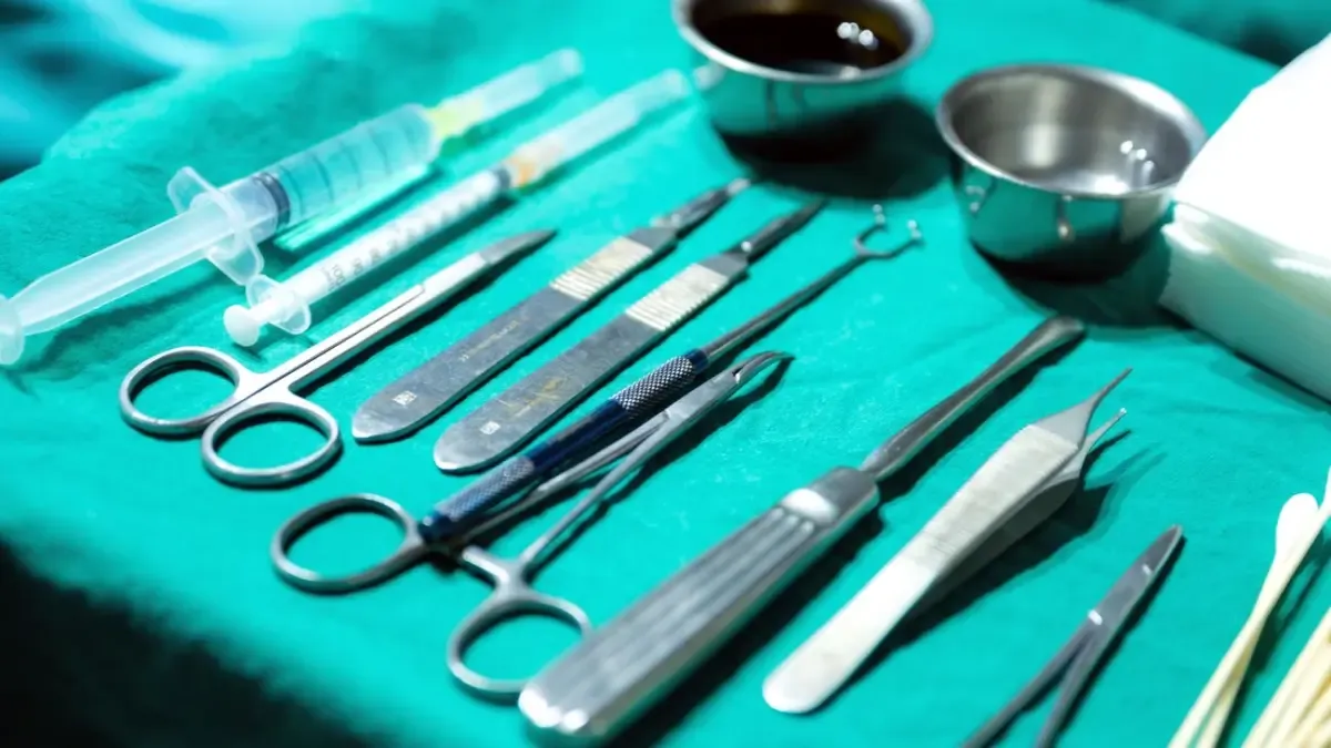 La mujer está en estado crítico después de la cirugía estética realizada en un hogar

 – Tinta clara