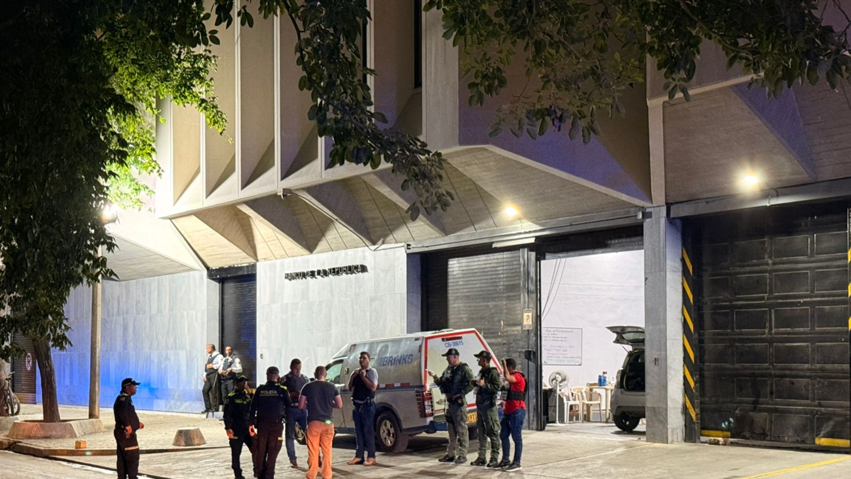 Así es como cayó el plan de golpe de estado millonario que una banda costera intentó ejecutar en el Banco de la República de Santa Marta.

 – Tinta clara