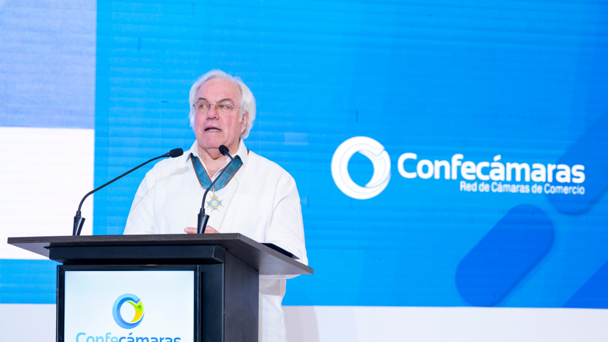 Julián Domínguez, presidente saliente de la conficidad

 – Tinta clara