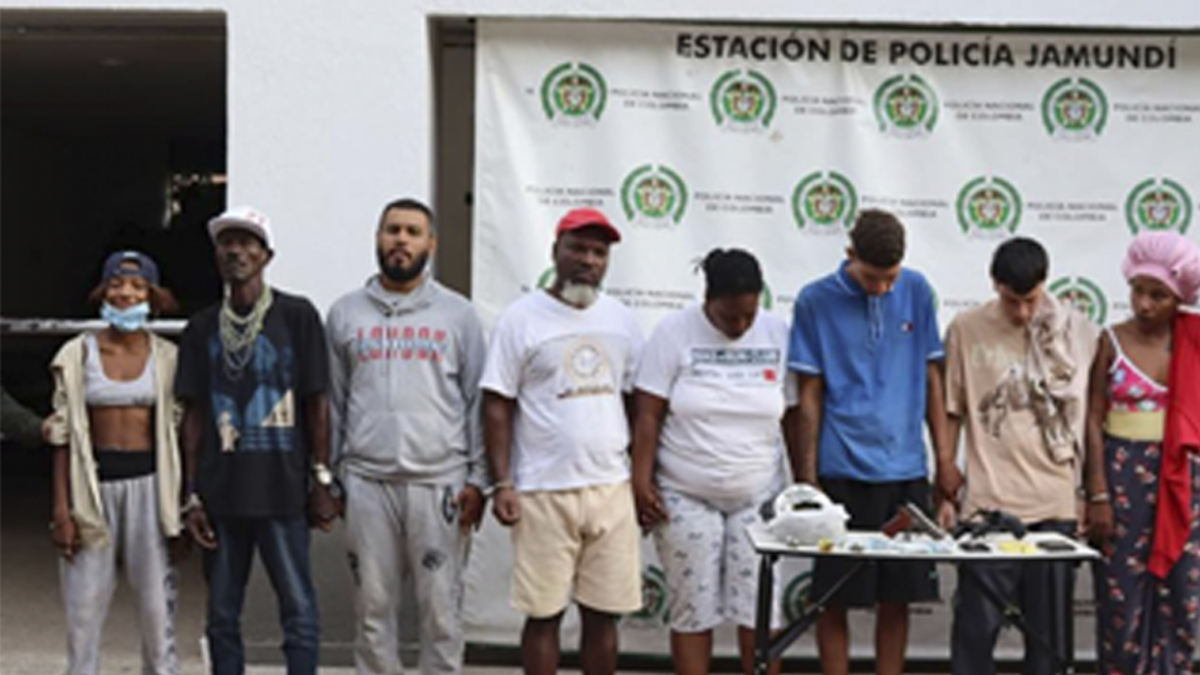 Un policía, entre los 12 capturados de la banda criminal ‘Los del Eden’

 – Tinta clara