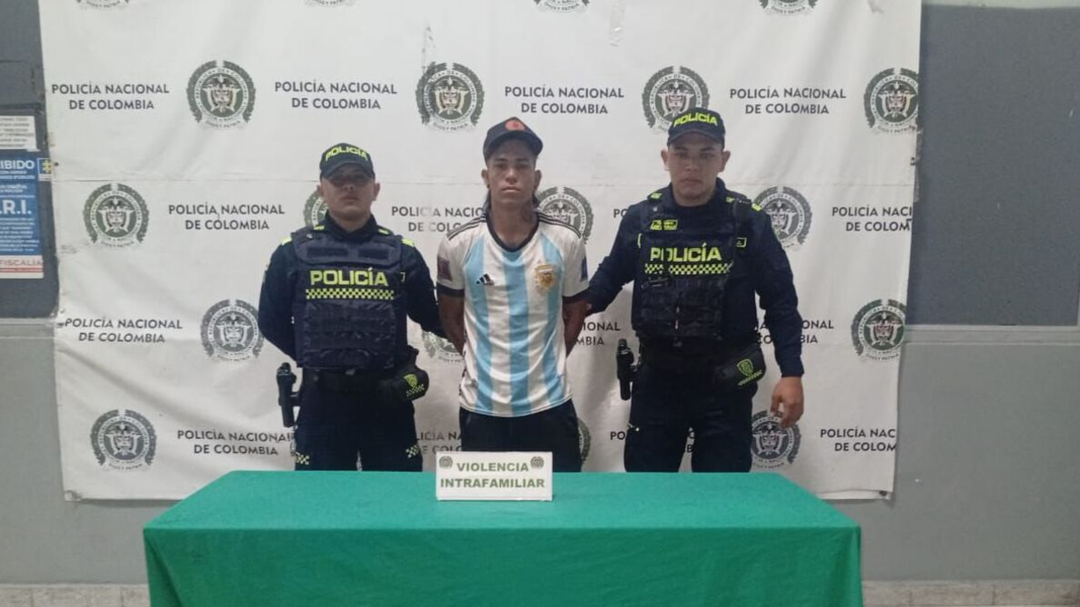 La violenta agresión que una mujer sufrió en Barranquilla por no entregar un teléfono celular a su pareja; El hombre fue capturado tratando de sofocarla

 – Tinta clara