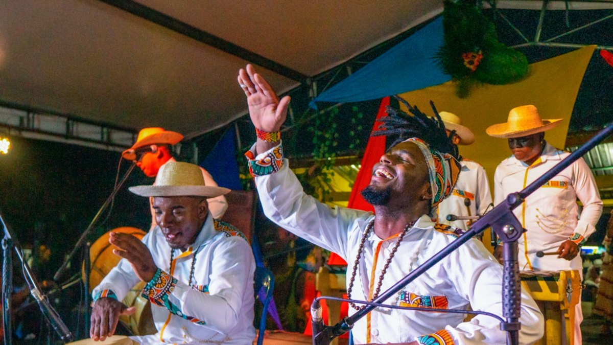 Al ritmo de marimba y cununos se despidieron de las ballenas jorobadas de Bahía Málaga en Buenaventura, Valle; fiesta, folklore e identidad afro

 – Tinta clara