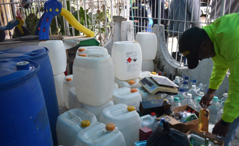 Fue en el barrio Escallón Villa, recuperaron 1.665 litros de alcohol etílico puro

 – Tinta clara