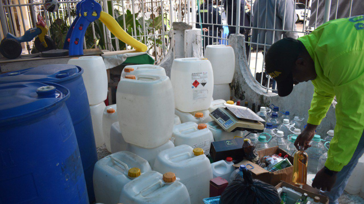 Fue en el barrio Escallón Villa, recuperaron 1.665 litros de alcohol etílico puro

 – Tinta clara