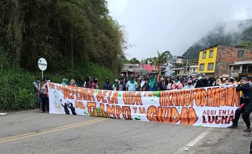 Gremios lanzan alertas tras dos días de bloqueos en la carretera Panamericana, en Cauca; El cruce a Buenaventura permanece cerrado en el Valle

 – Tinta clara