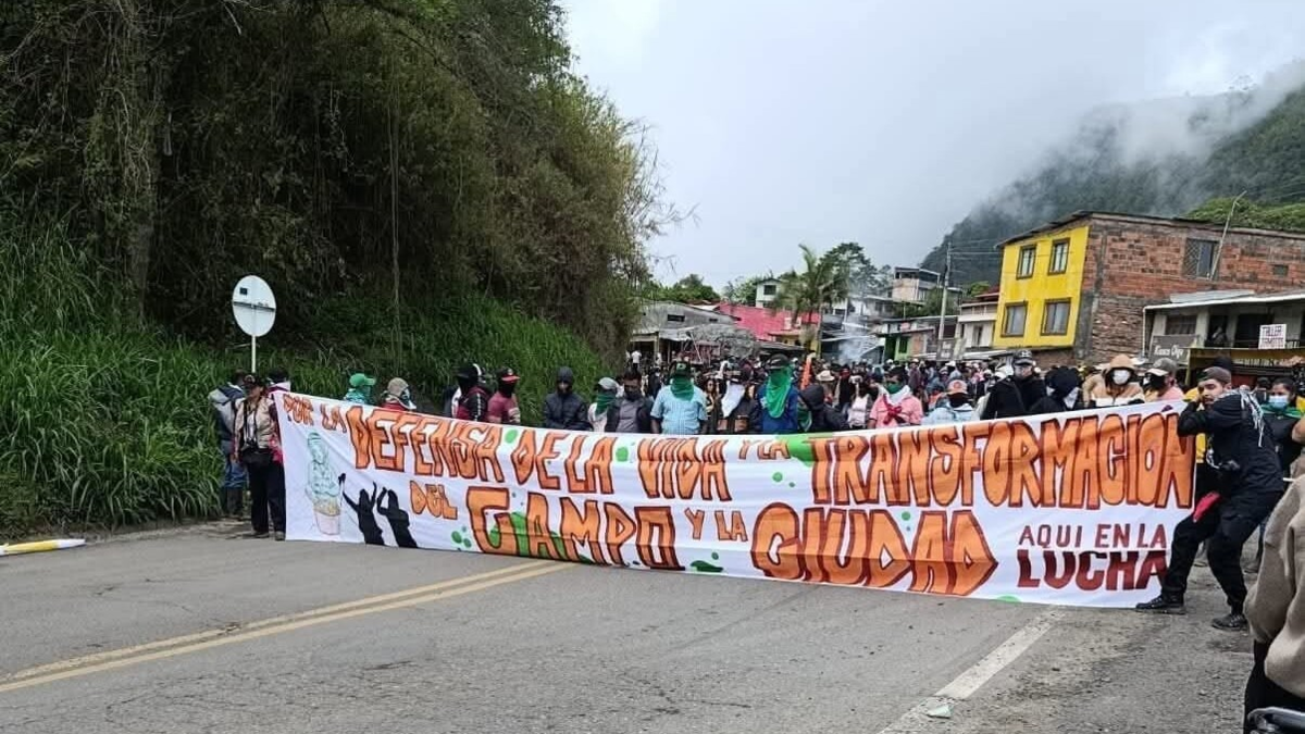Gremios lanzan alertas tras dos días de bloqueos en la carretera Panamericana, en Cauca; El cruce a Buenaventura permanece cerrado en el Valle

 – Tinta clara
