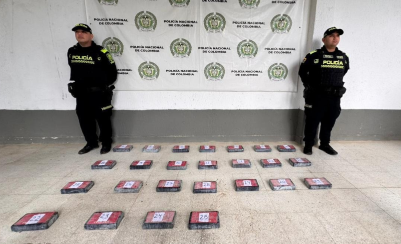 La policía descubrió que tenía 25 kilogramos de cocaína.

 – Tinta clara