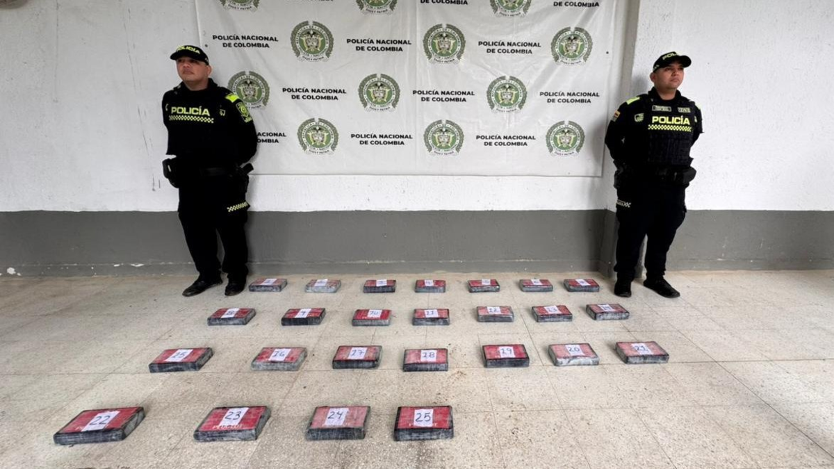 La policía descubrió que tenía 25 kilogramos de cocaína.

 – Tinta clara