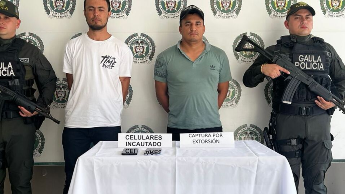 Tenía una circular azul de Interpol.

 – Tinta clara