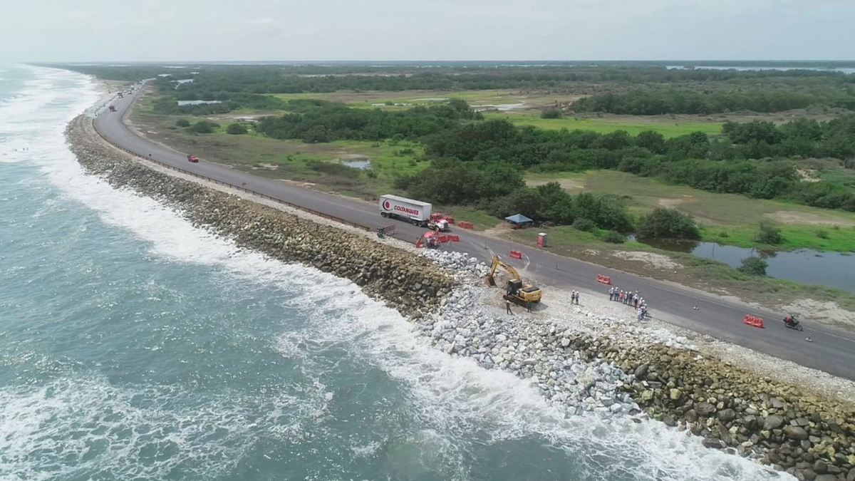 El río y el mar amenazan a las comunidades y la movilidad.

 – Tinta clara
