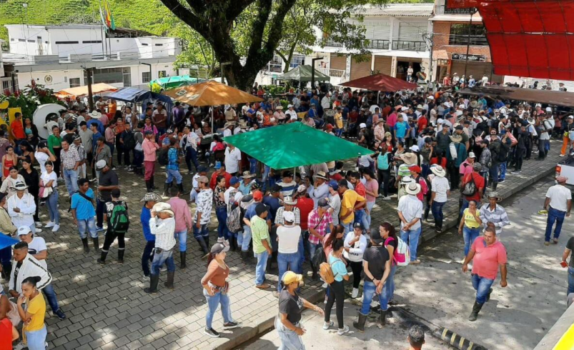 600 agricultores de Briceño, Antioquia, fueron desplazados de sus pueblos por orden de grupos al margen de la ley

 – Tinta clara