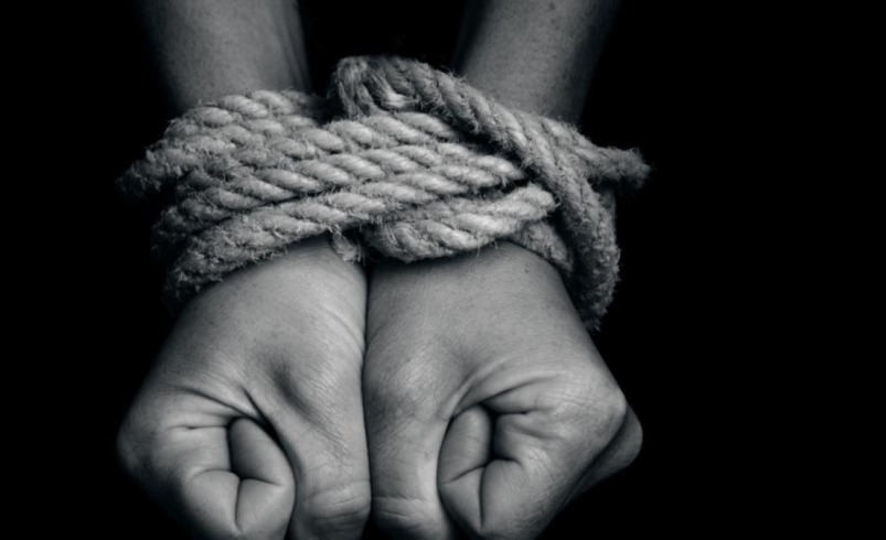 Mujer colombiana contó cómo su amiga la vendió a una red de trata de personas en Asia:

 – Tinta clara