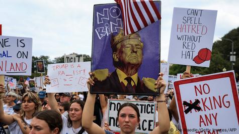 Millones de personas protestan en EE.UU. bajo el lema “No Reyes” contra Donald Trump

 – Tinta clara
