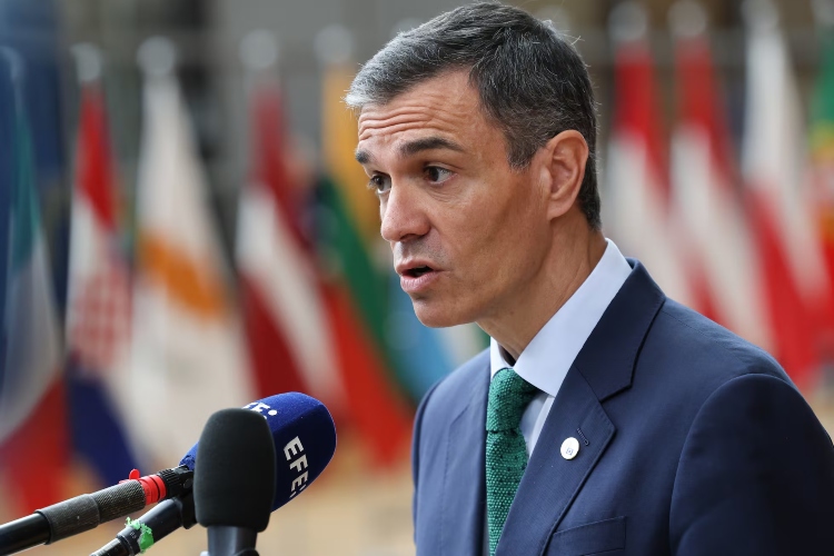 Detenidos dos jóvenes hackers por filtrar datos personales del presidente Pedro Sánchez – EXTRA

 – Tinta clara