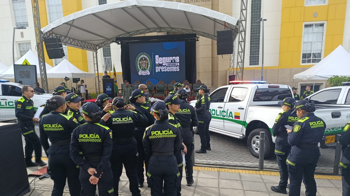 Reforzan la seguridad en Santander con la dotación de nuevas furgonetas para policías y Ejército en 13 municipios de la región

 – Tinta clara