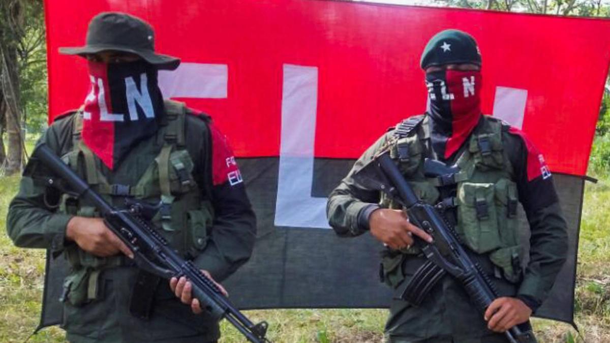 Ofrecen hasta 50 millones de recompensa a quien brinde información sobre hombres que dispararon al aire en el municipio de Santander, sería el ELN

 – Tinta clara