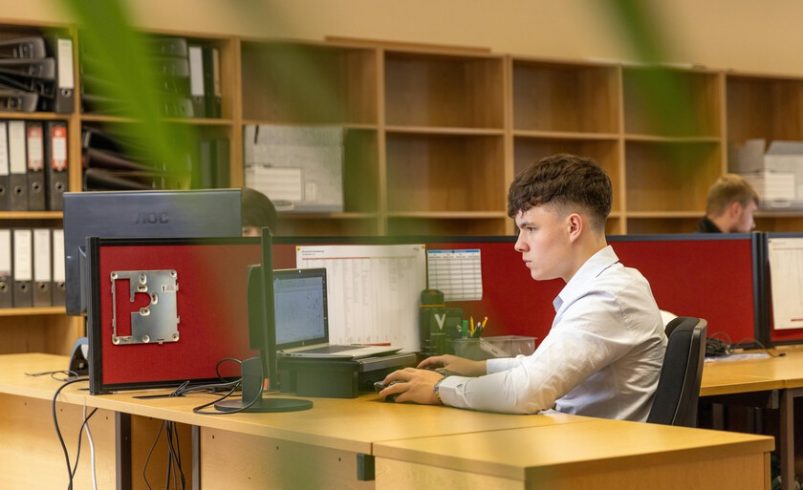 Dos estudiantes tienen el mismo título universitario. Uno llegará más lejos que otro: quien venga

 – Tinta clara