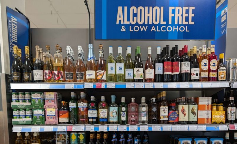 Si la pregunta es por qué las bebidas sin alcohol son tan caras si no están gravadas, la respuesta es sencilla

 – Tinta clara