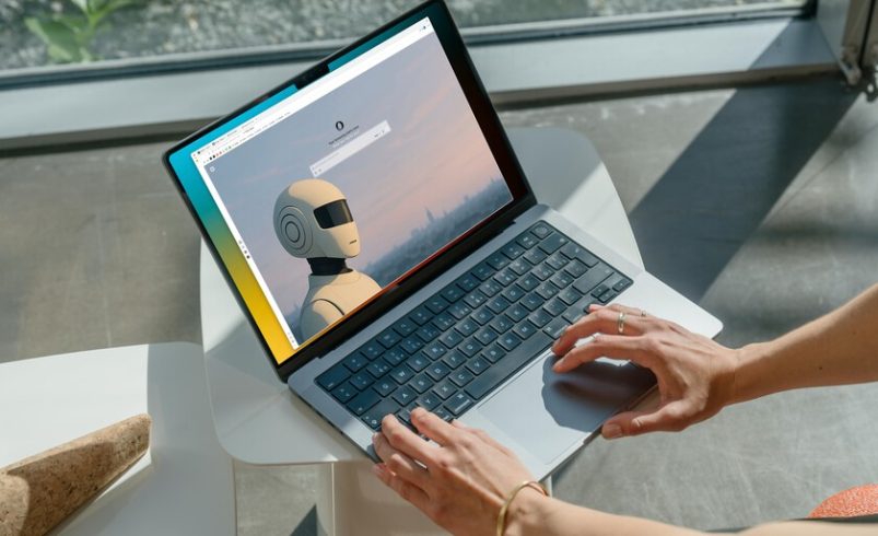 Opera Neon promete ser el futuro del navegador. Es una visión ambiciosa aún por madurar.

 – Tinta clara