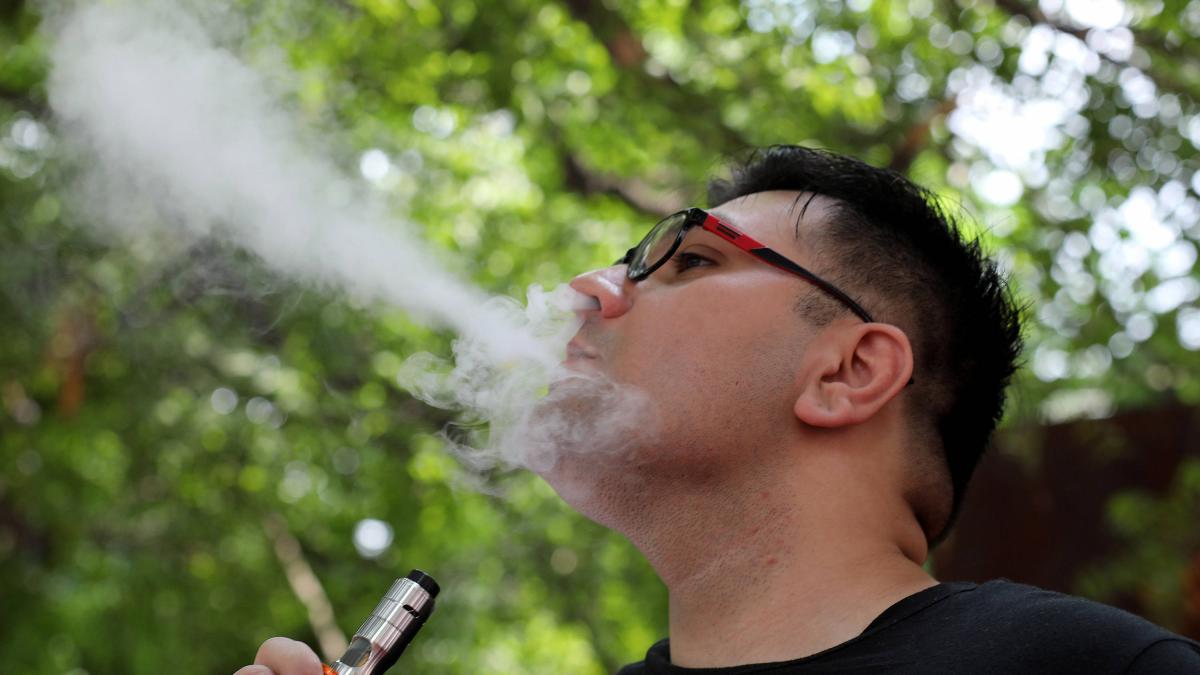 Alcaldía de Medellín prohibió la venta y consumo de vapeadores y cigarrillos electrónicos en escuelas, universidades y sus alrededores

 – Tinta clara