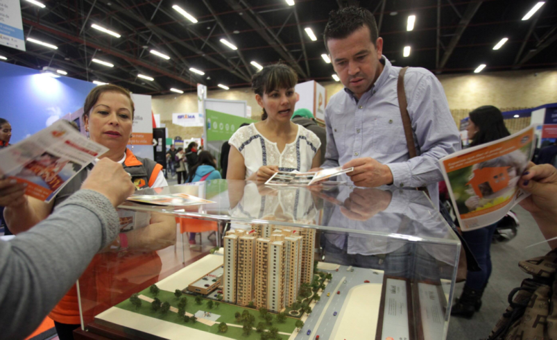 registrado en Datacrédito puede ingresar

 – Tinta clara