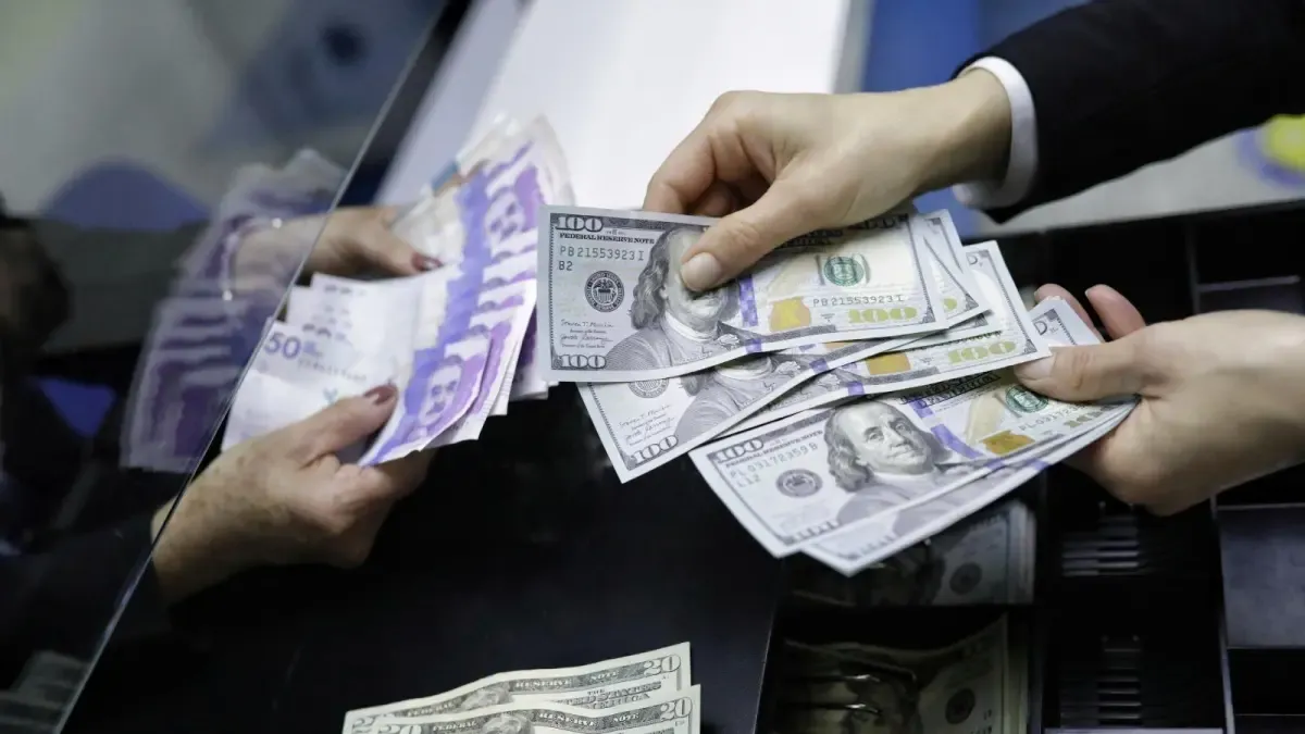 Luego de superar los 3.800 pesos el lunes, el dólar colombiano volvió a caer más de 24 pesos al inicio de la sesión.

 – Tinta clara