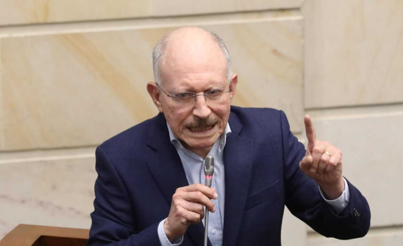 La camioneta en la que viajaba recibió 6 impactos de bala

 – Tinta clara