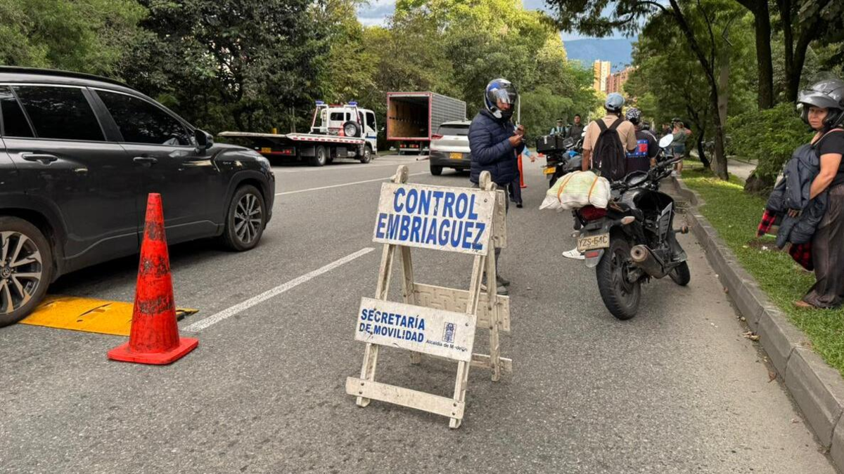 Capturan a motociclista que atropelló a un oficial de tránsito mientras evadía un puesto de control

 – Tinta clara