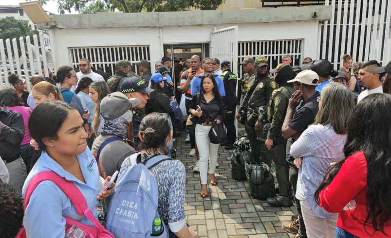 ‘Valle tiene más de 2.000 trámites paralizados y $83 millones perdidos por día en cobros por protestas afuera del Gobierno’: nadie ha podido ingresar

 – Tinta clara