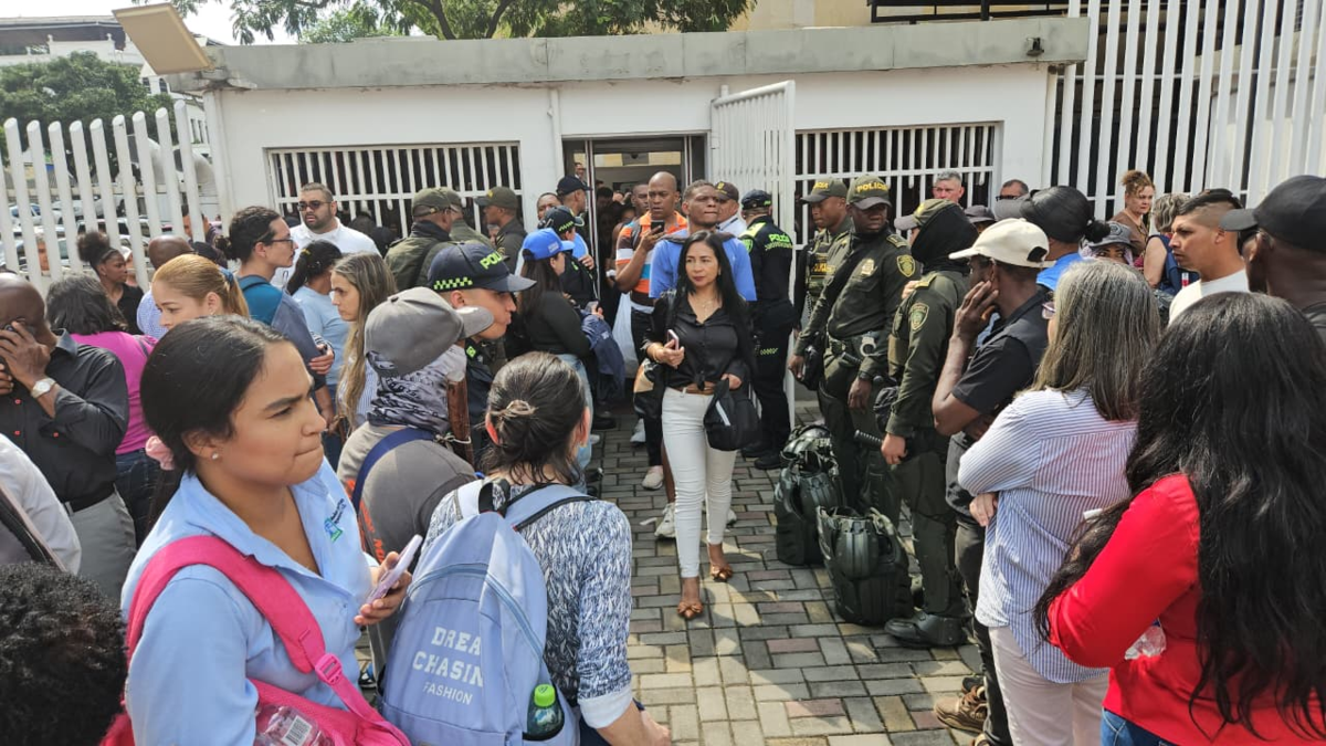 ‘Valle tiene más de 2.000 trámites paralizados y $83 millones perdidos por día en cobros por protestas afuera del Gobierno’: nadie ha podido ingresar

 – Tinta clara