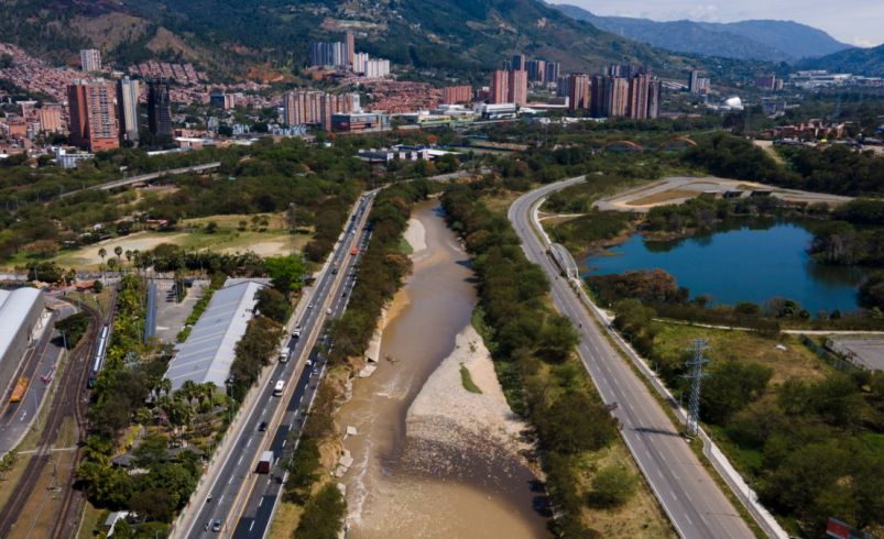 Anuncian millonaria inversión de $663.000 millones para acciones de protección del río Medellín y los arroyos

 – Tinta clara