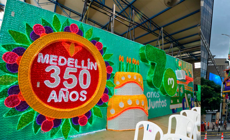 El alumbrado de Medellín de 2025 celebra los 350 años de historia de la ciudad

 – Tinta clara