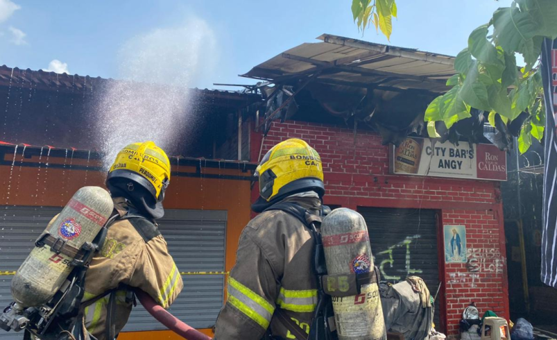 Las autoridades lograron controlar la situación y evitar que se produjeran heridos.

 – Tinta clara