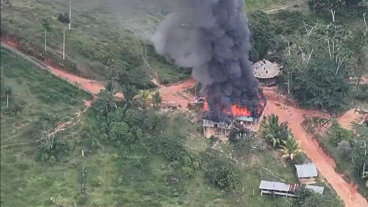 Queman viviendas campesinas en El Bagre durante misión humanitaria

 – Tinta clara