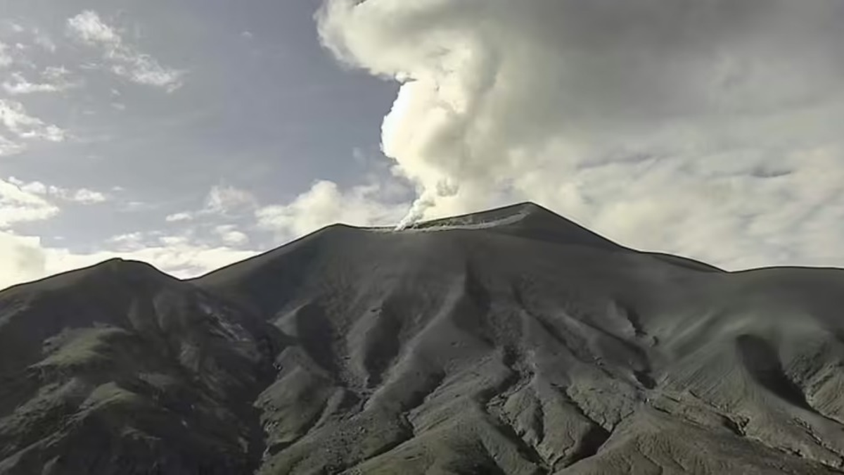 Reportan emisiones de gases, caída de cenizas y fuertes olores a azufre, el nuevo récord del SGC

 – Tinta clara