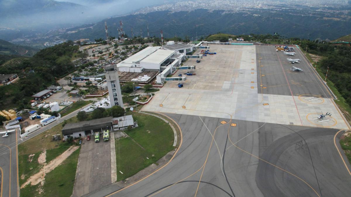 Aeropuerto Internacional Palonegro de Bucaramanga restableció su servicio nocturno, ya hay iluminación en pista

 – Tinta clara