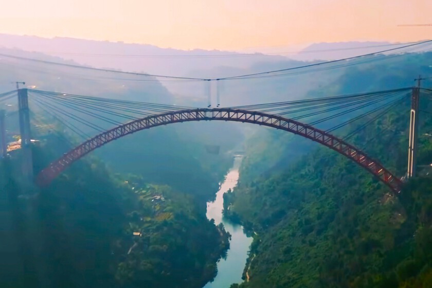 El puente con la mayor luz de acero ha superado su desafío más difícil. Y es en China, por supuesto.

 – Tinta clara