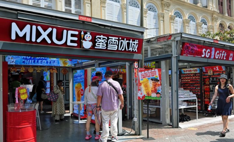 Hace 30 años un joven chino instaló un puesto de helados. Ahora lidera un emporio con más tiendas que McDonald’s

 – Tinta clara