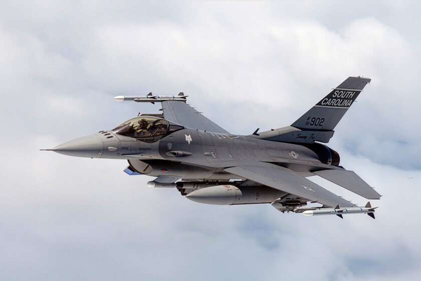 Creíamos que todo pasó gracias a los nuevos luchadores. El F-16 lleva 50 años en el aire y se sigue vendiendo como churros

 – Tinta clara