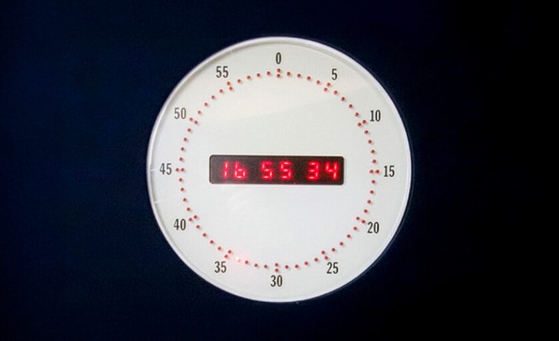 Los relojes atómicos parecían intocables. Un apagón provocó una diferencia en la hora oficial de EE.UU.

 – Tinta clara