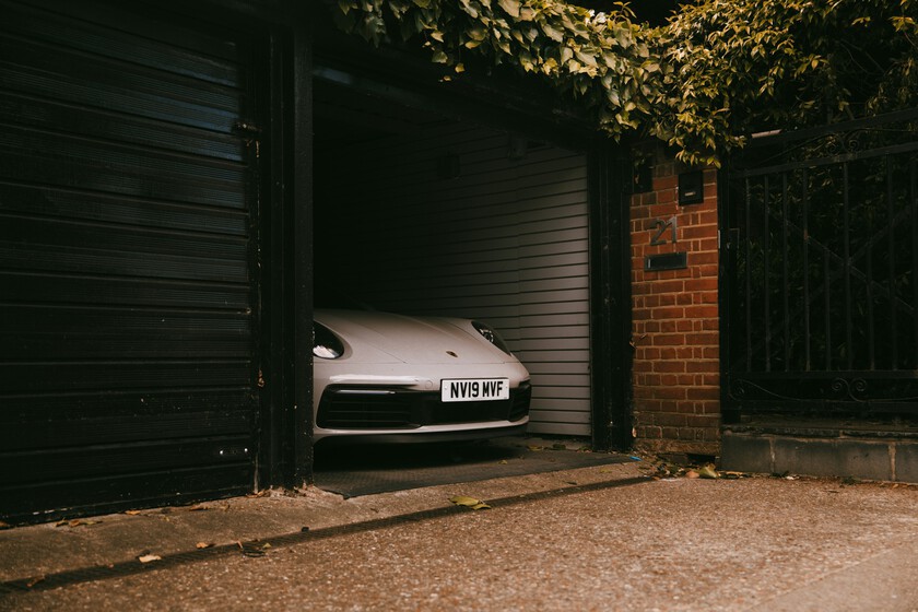 el de los controles y propietarios de garajes cerrados

 – Tinta clara