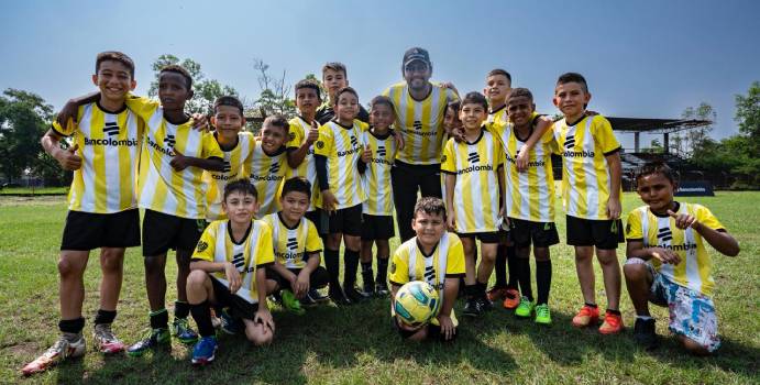 200 niños, niñas y jóvenes bogotanos se beneficiarán este año con los Campamentos de Fútbol “La Ruta Bancolombia”

 – Tinta clara