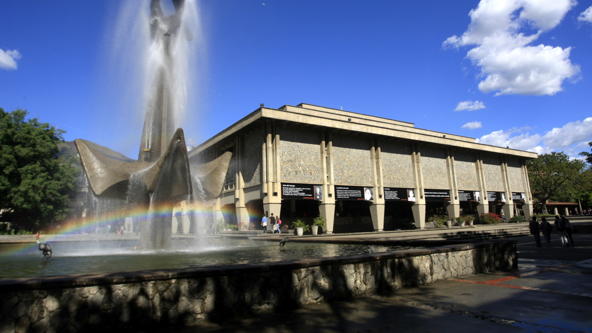 niega cálculo de 52 millones de dólares al año por estudiante

 – Tinta clara