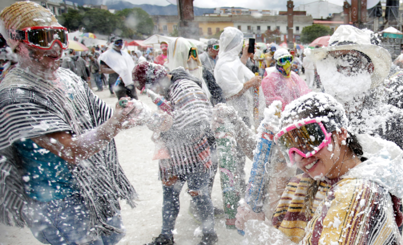 El Juzgado de Pasto ordenó suspender el talco en el Carnaval Blanco y Negro, pero la Alcaldía lo admitirá con ciertas restricciones

 – Tinta clara