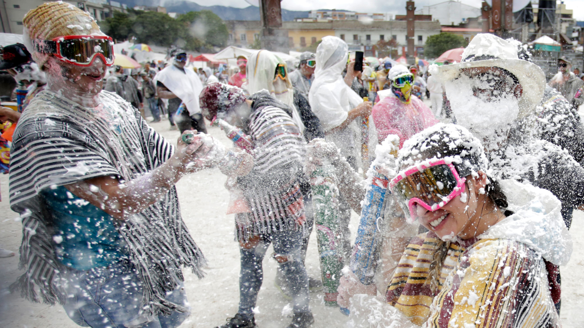 El Juzgado de Pasto ordenó suspender el talco en el Carnaval Blanco y Negro, pero la Alcaldía lo admitirá con ciertas restricciones

 – Tinta clara