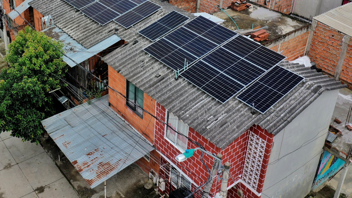 ¿Cuánto cuesta instalar paneles solares en una casa en Colombia y cuál es el ahorro real en la factura?

 – Tinta clara